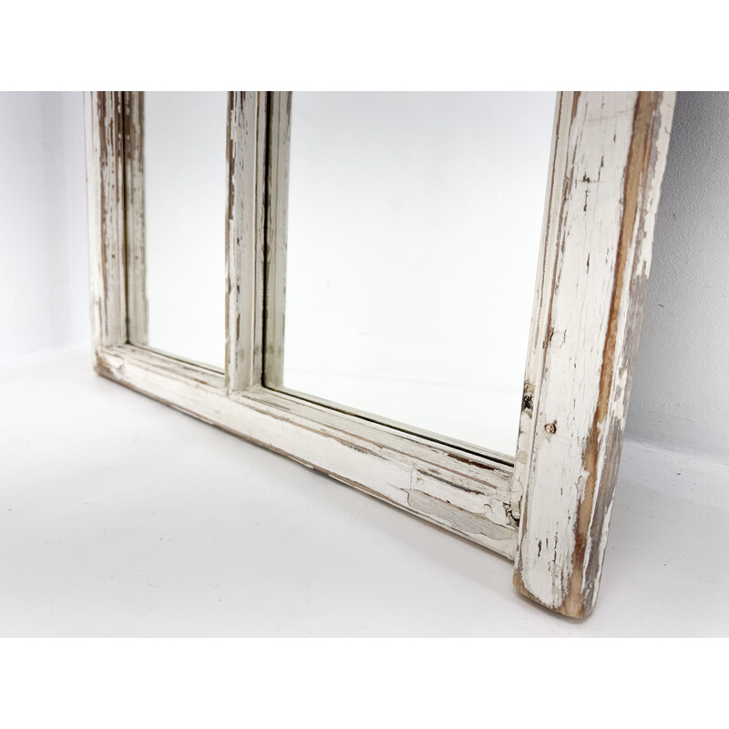 Fenêtre vintage en bois transformée en miroir