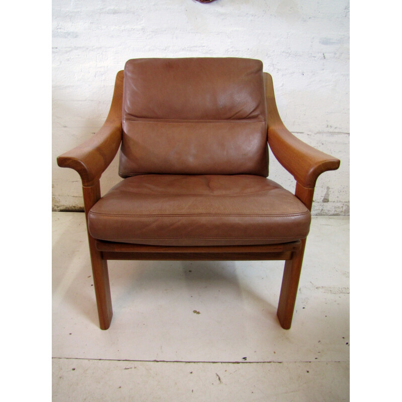 Fauteuil danois marron en teck de Poul Jeppensen - 1980