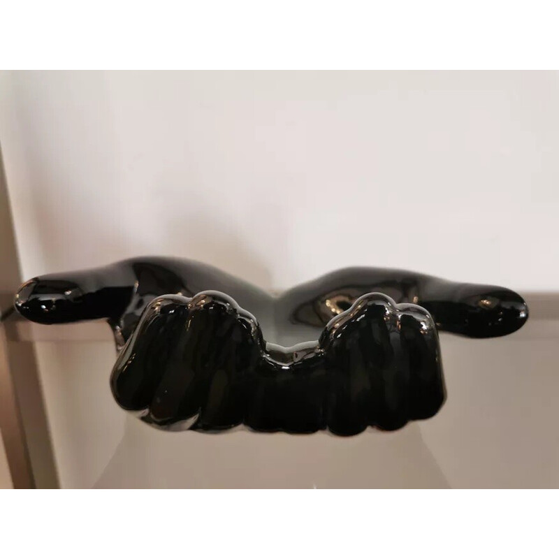 Vintage-Taschenleerer aus schwarzer Keramik, der zwei Hände "als Opfergabe" darstellt, 1960