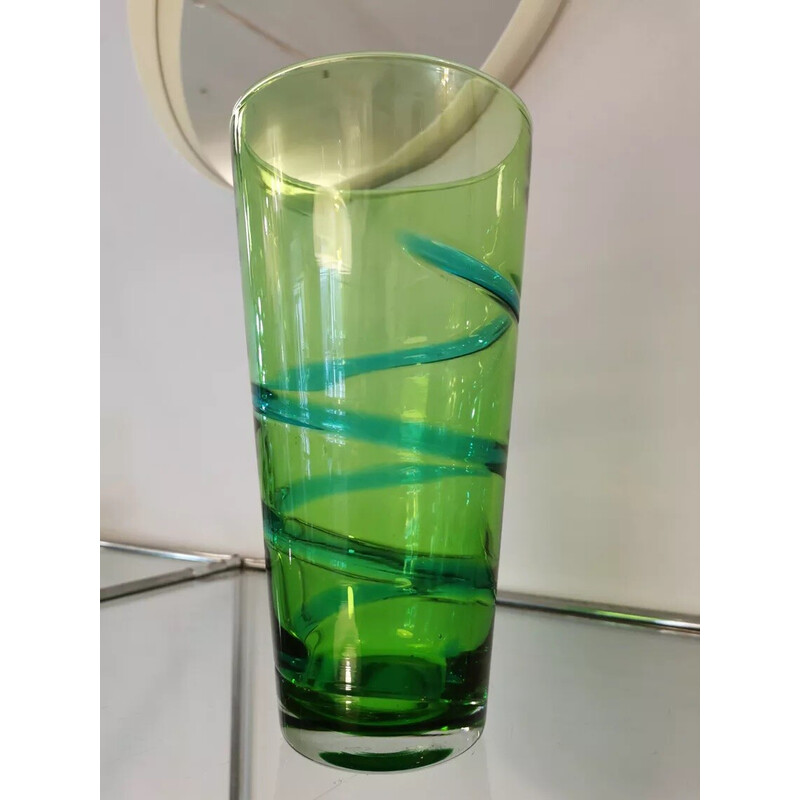 Vintage groen geblazen glazen vaas met turquoise spiraal