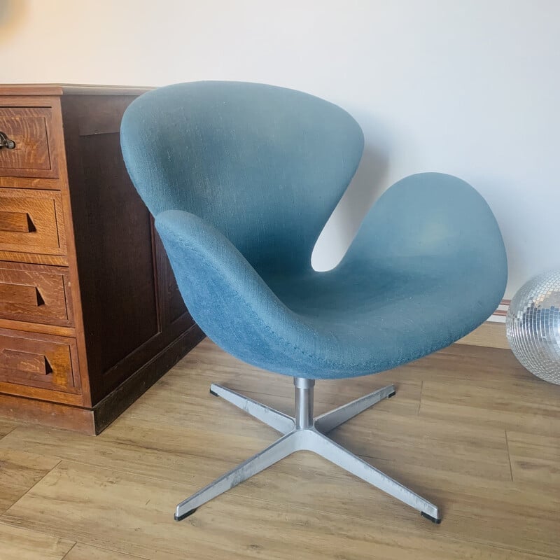 Fauteuil vintage Swan en tissu bleu clair par Arne Jacobsen pour Fritz Hansen