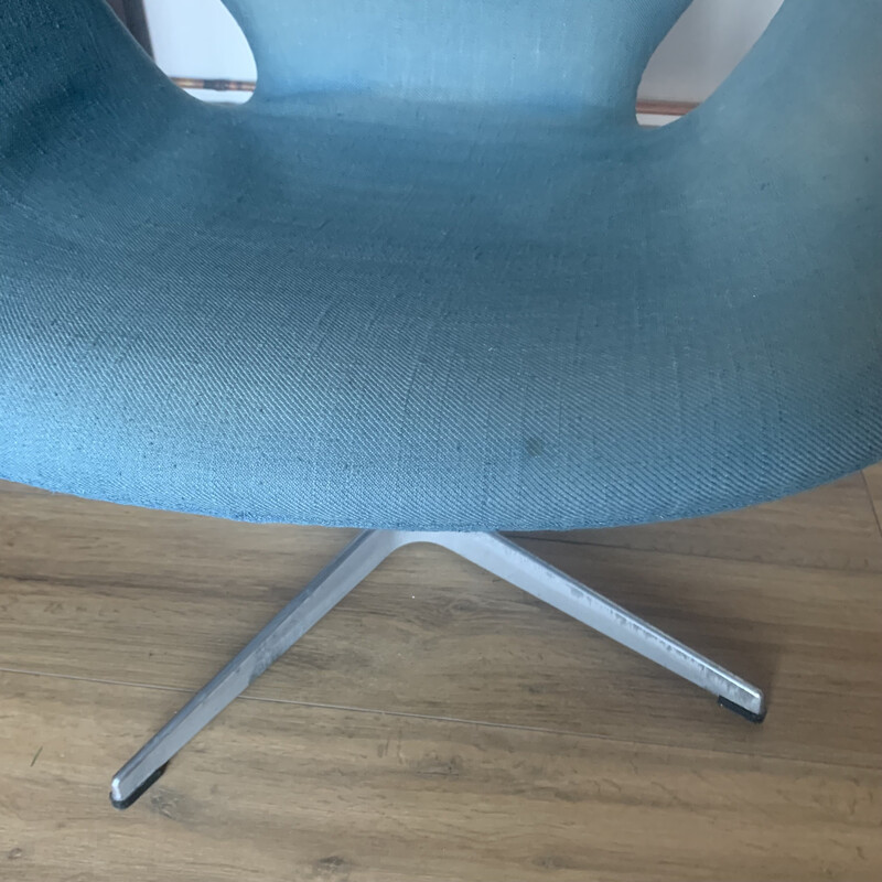 Fauteuil vintage Swan en tissu bleu clair par Arne Jacobsen pour Fritz Hansen