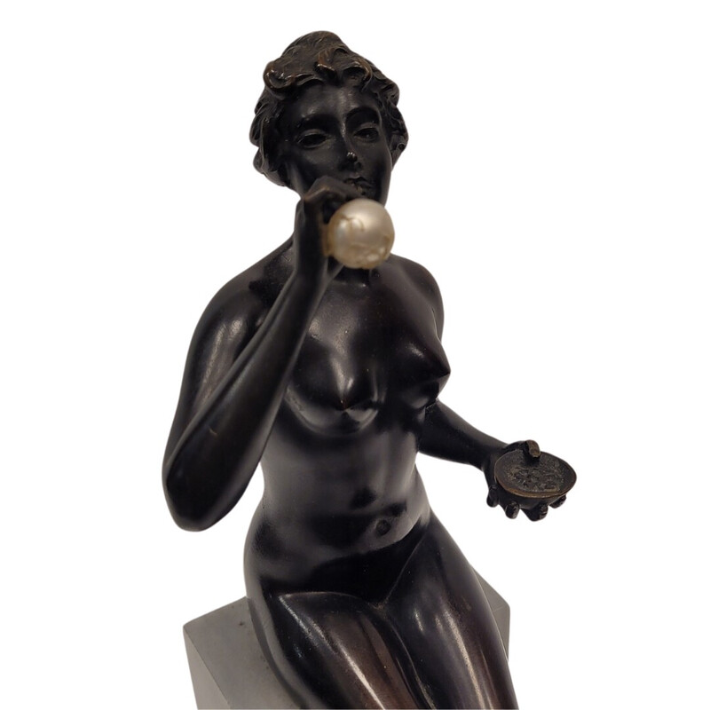 Escultura Art Nouveau vintage "Mujer soplando burbujas" en bronce y mármol, 1920