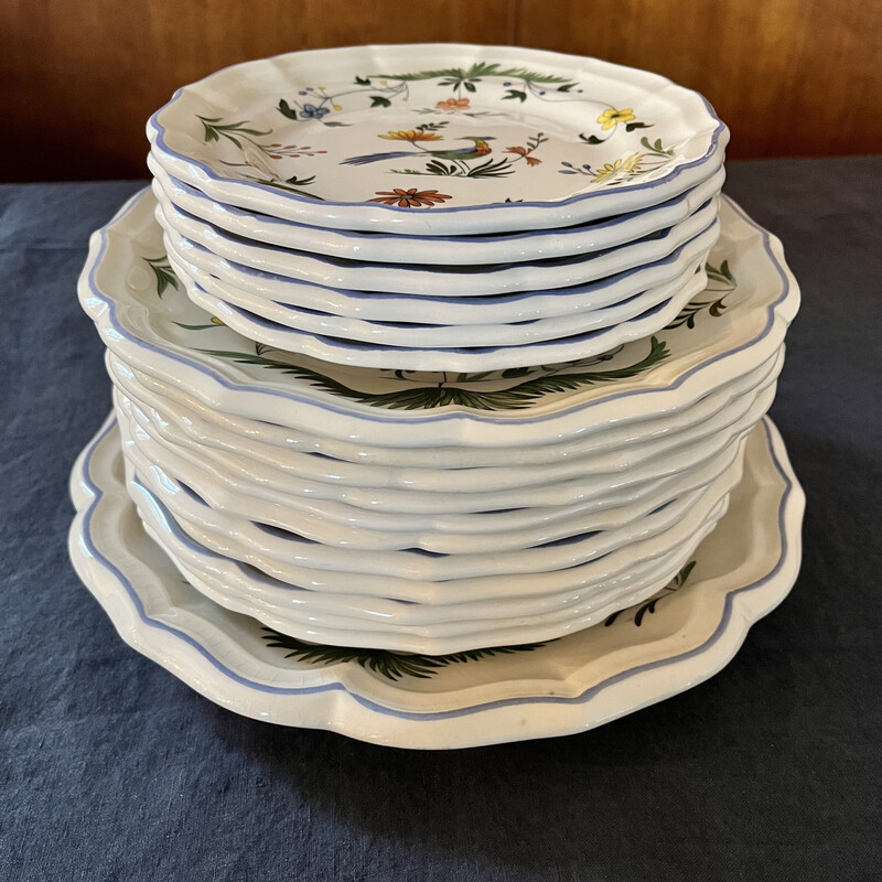 Set of 18 vintage Gien tableware decorated with a bird motif