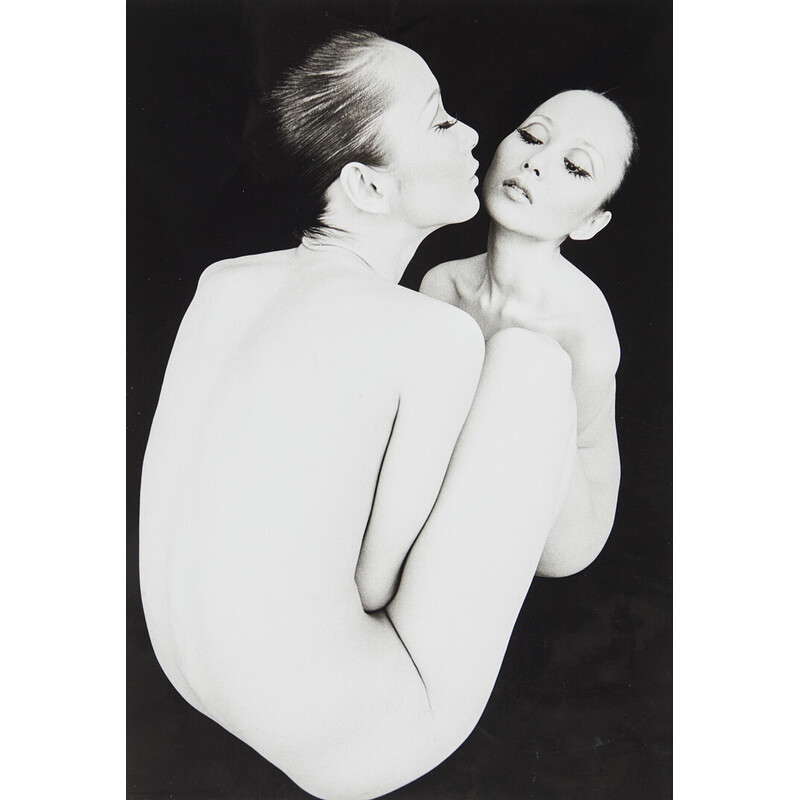 Photographie vintage noir et blanc représentant deux femmes assises face à face de Kishin Shinoyama, 1969