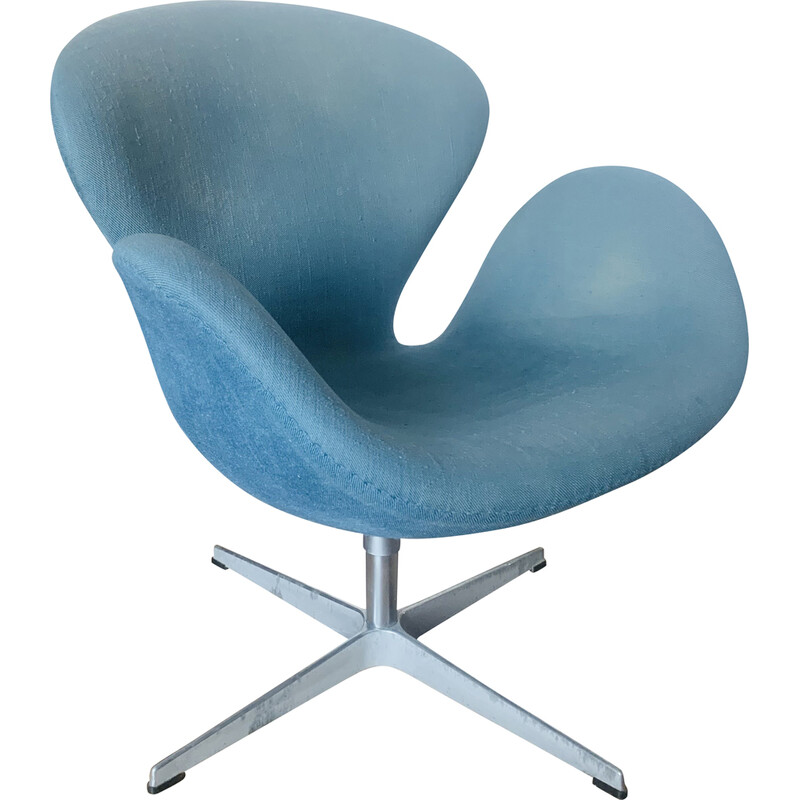 Fauteuil vintage Swan en tissu bleu clair par Arne Jacobsen pour Fritz Hansen