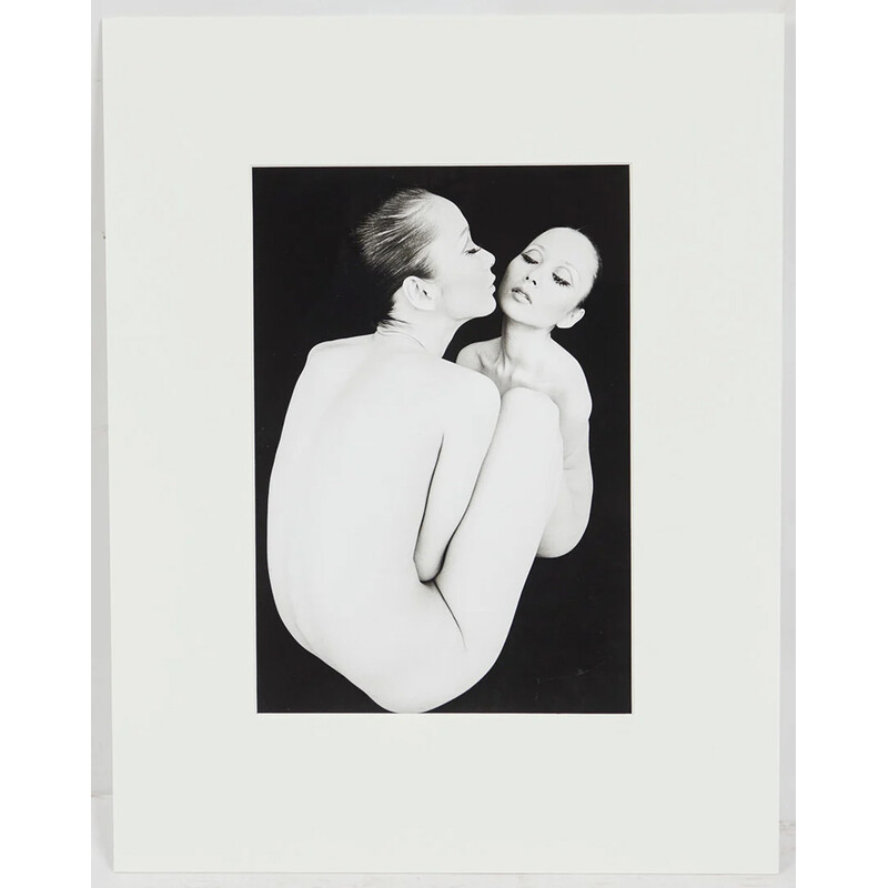Fotografia vintage in bianco e nero di due donne sedute faccia a faccia di Kishin Shinoyama, 1969