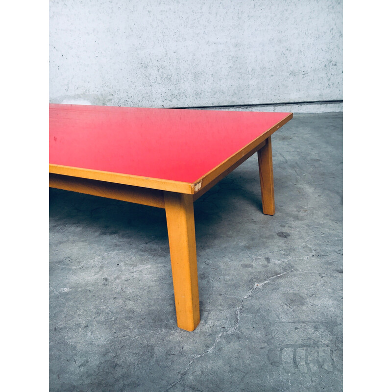 Table basse vintage en formica rouge,  Belgique 1950