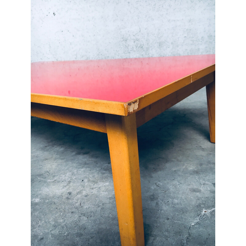 Table basse vintage en formica rouge,  Belgique 1950