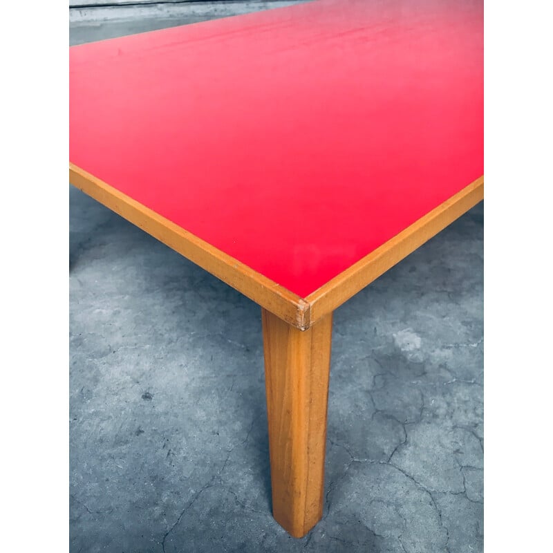 Table basse vintage en formica rouge,  Belgique 1950