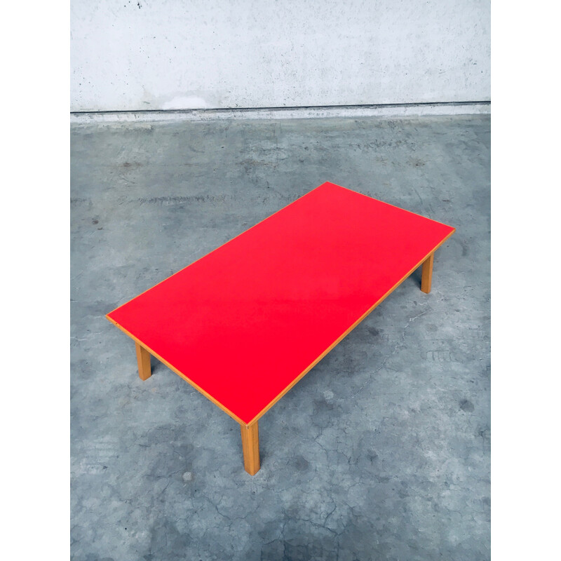 Table basse vintage en formica rouge,  Belgique 1950