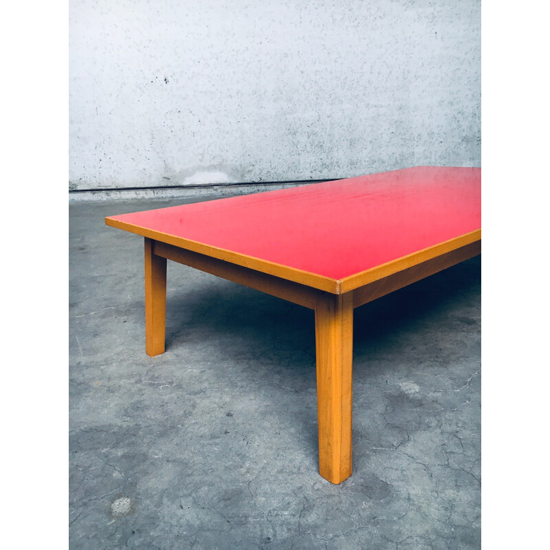 Table basse vintage en formica rouge,  Belgique 1950