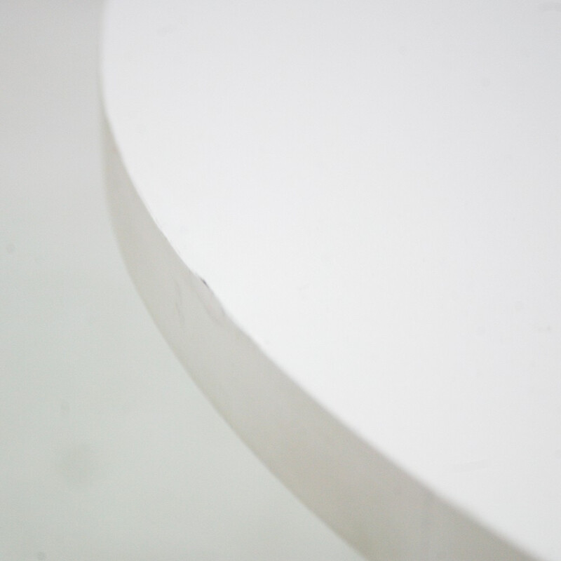 Table basse ronde avec un plateau blanc en mélamine - 1970