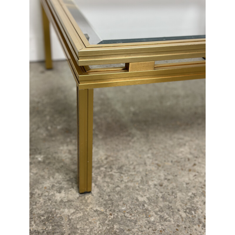 Pareja de mesas de centro vintage de aluminio dorado y cristal de Pierre Vandel, 1970