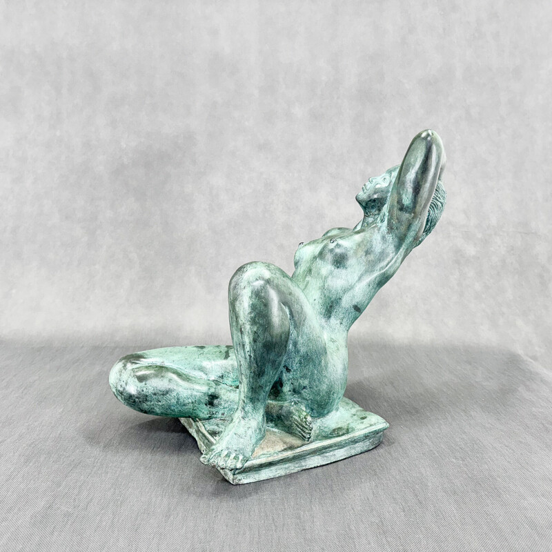 Escultura vintage de bronce patinado que representa a una mujer desnuda