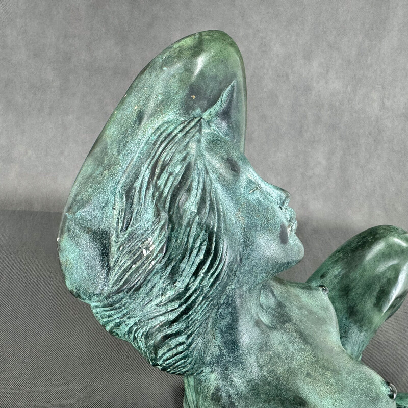 Escultura vintage de bronce patinado que representa a una mujer desnuda