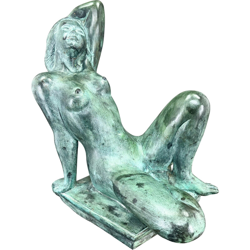 Escultura vintage em bronze patinado representando uma mulher nua