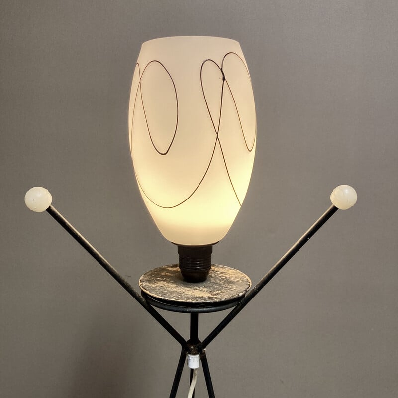 Lámpara de pie vintage en metal y cristal opalino, 1950