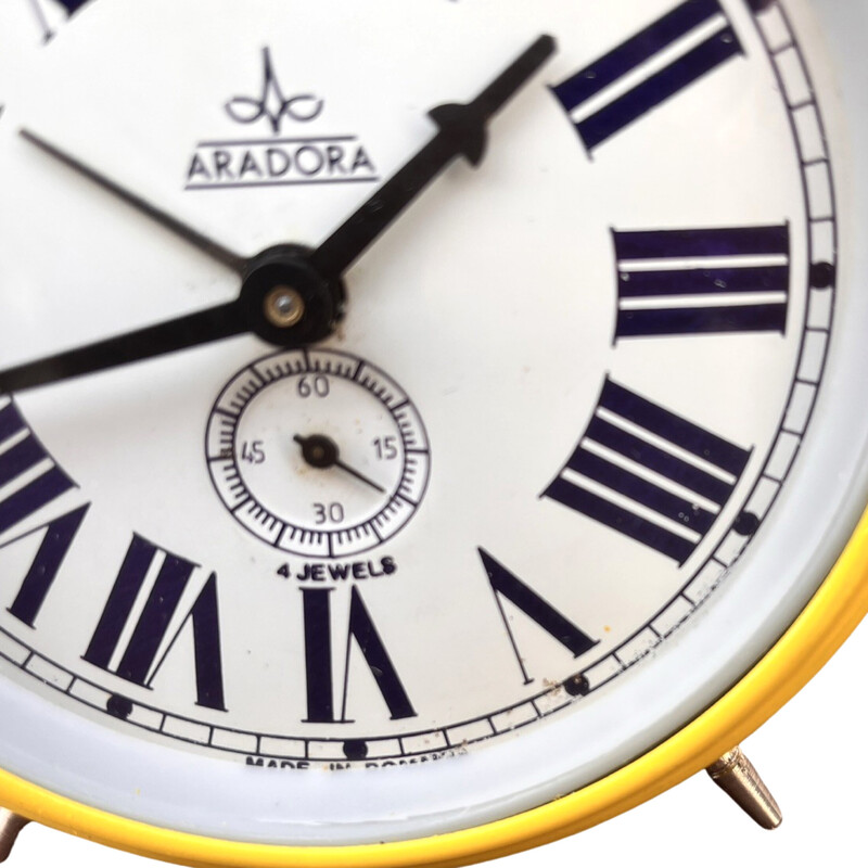 Reloj despertador mecánico amarillo vintage en acero cromado y cristal para Aradora, Rumania 1970