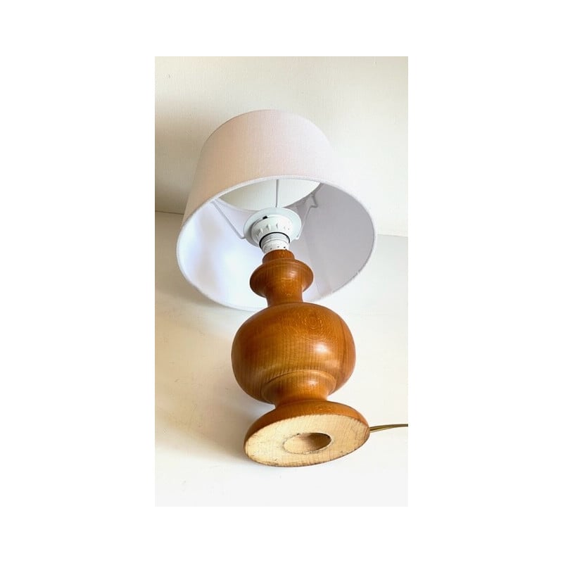 Lampe vintage en bois et abat-jour en tissu blanc