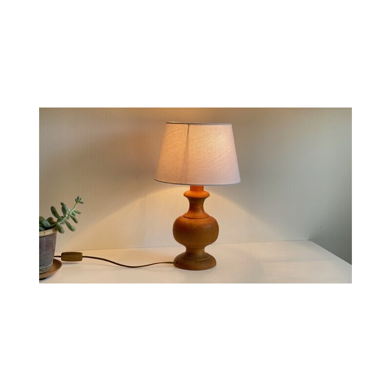 Vintage-Lampe aus Holz und weißem Stoffschirm