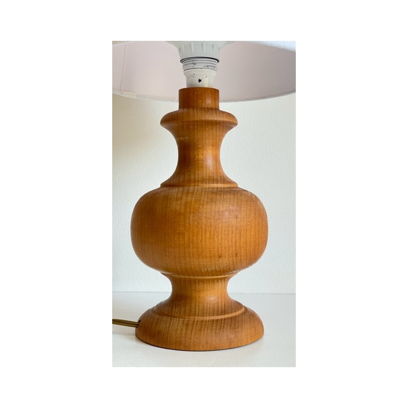 Lampada vintage in legno con paralume in tessuto bianco