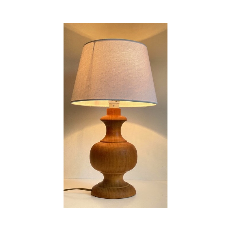 Vintage-Lampe aus Holz und weißem Stoffschirm