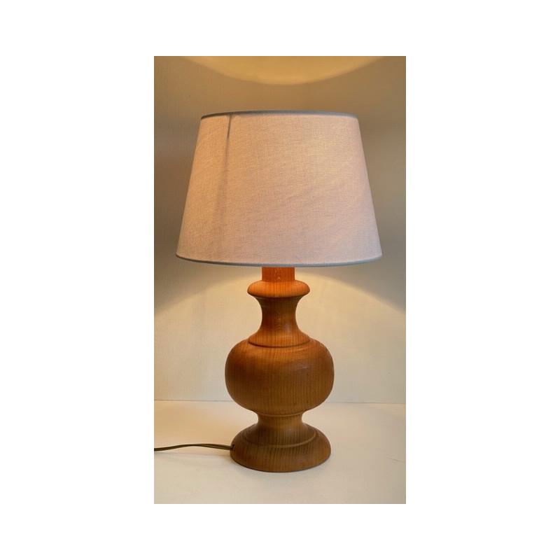Vintage houten lamp met witte stoffen kap