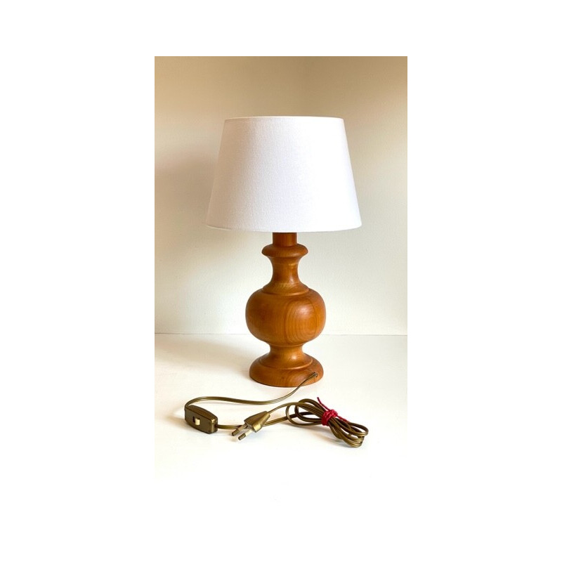 Vintage houten lamp met witte stoffen kap