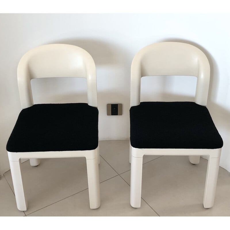 Paar vintage witte plastic en wollen stoelen van Luigi Massoni en Dino Pelizza voor iGuzzini, Italië 1970