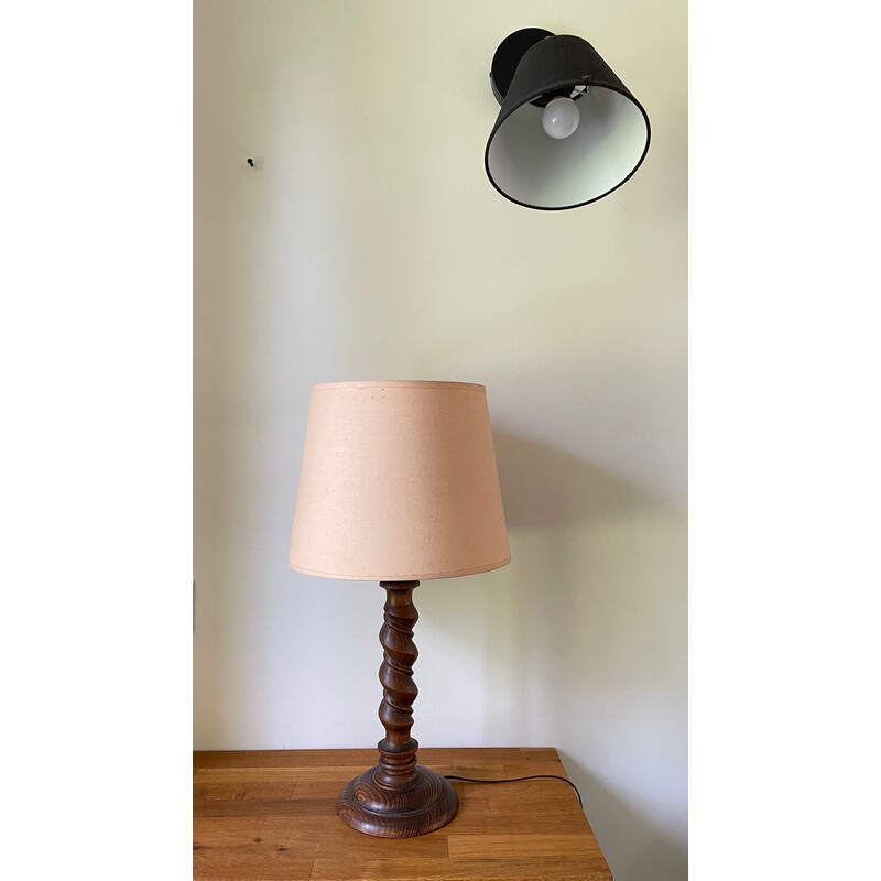 Vintage-Lampe "Campagne" aus gedrechseltem Holz und Lampenschirm aus beige-rosa Stoff