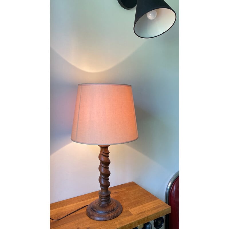 Lampe vintage "Campagne" en bois tourné et abat-jour en tissu beige-rose