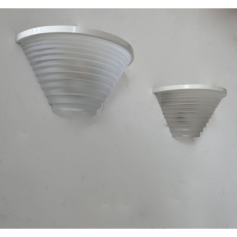 Paar vintage wandlampen in wit gelakt metaal en gezandstraald glas voor Artemide, Italië 1970