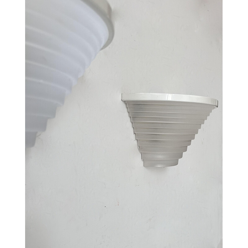Paar vintage wandlampen in wit gelakt metaal en gezandstraald glas voor Artemide, Italië 1970