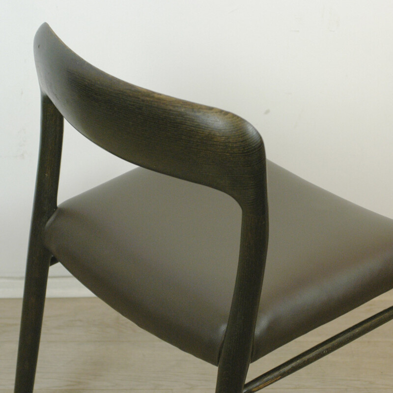 Chaise en chêne, modèle 75 de Möller - 1960