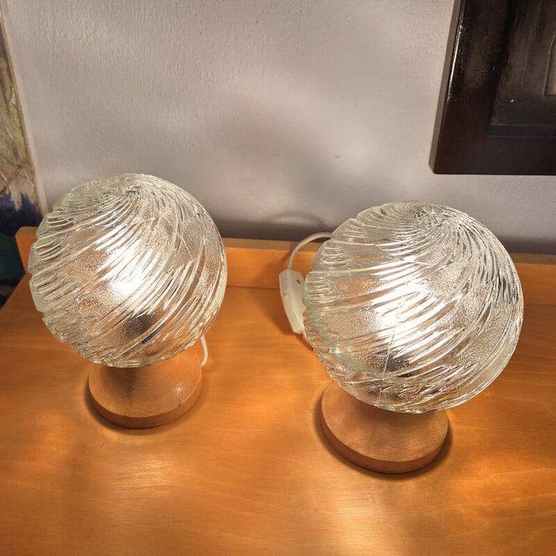Coppia di lampade da comodino vintage in vetro e faggio per Elektro Raussendorf Bautzen, Germania 1970