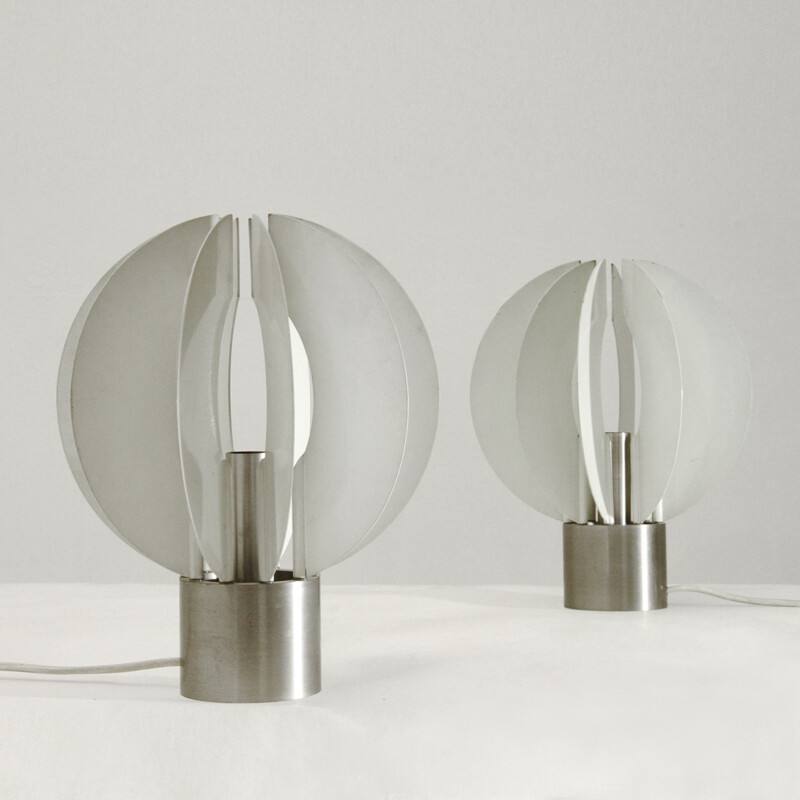 Pair of mid century white Italian table lamps in aluminium and metal - 1970s