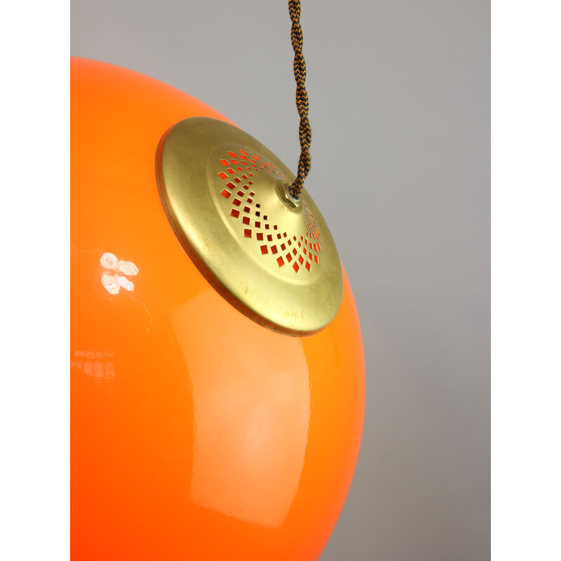 Lampada a sospensione vintage in plexiglass arancione e ottone, Italia 1960