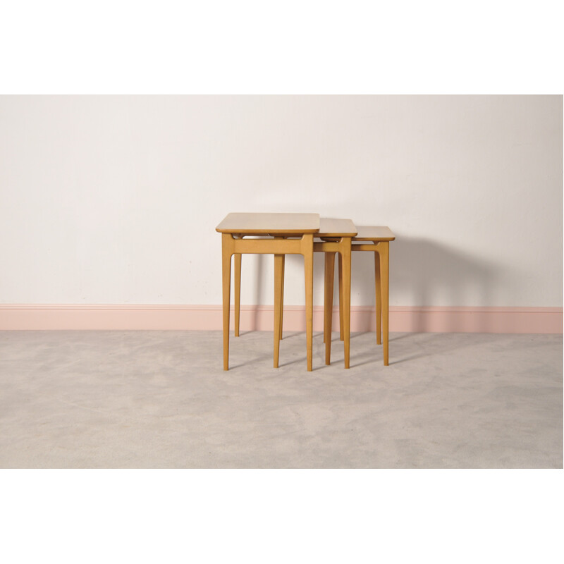 Ensemble de 3 tables gigognes scandinaves en bois clair - 1960