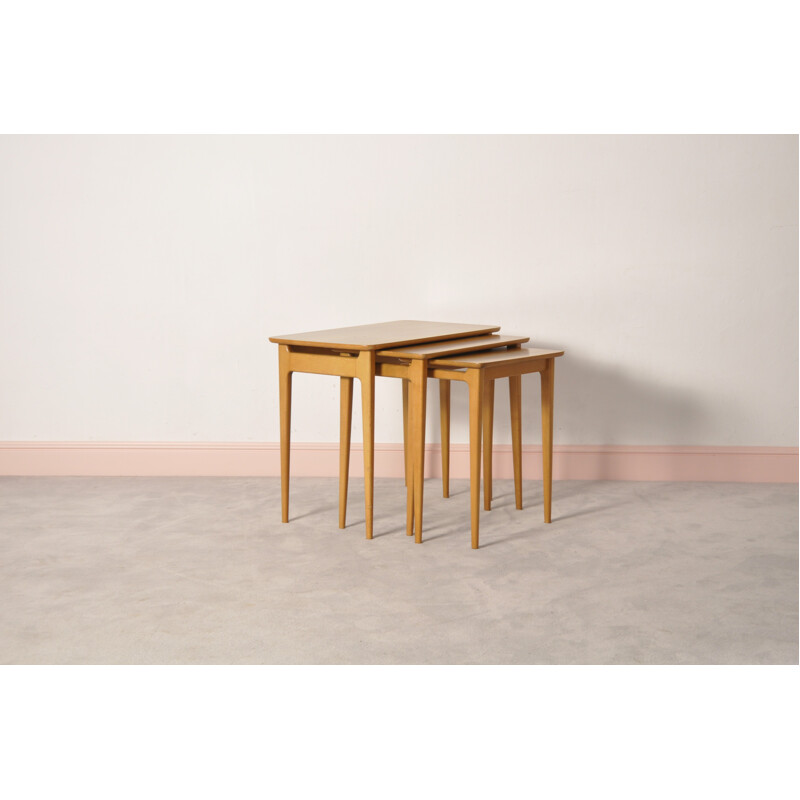 Ensemble de 3 tables gigognes scandinaves en bois clair - 1960