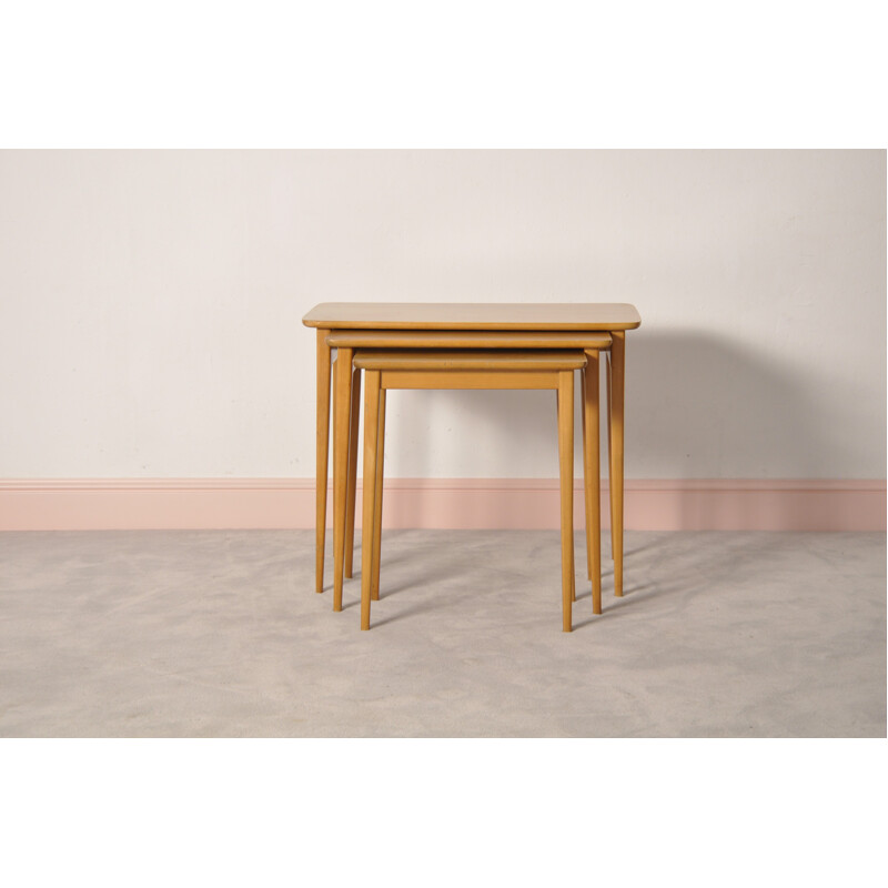 Ensemble de 3 tables gigognes scandinaves en bois clair - 1960