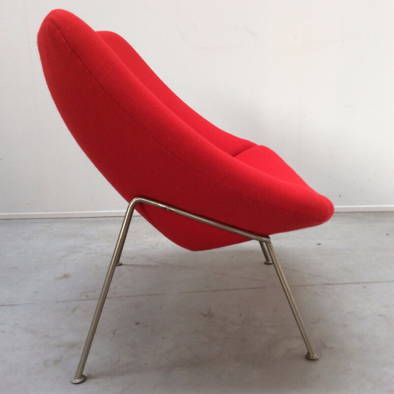 Un fauteuil "Oyster" rouge de Pierre Paulin - 1970