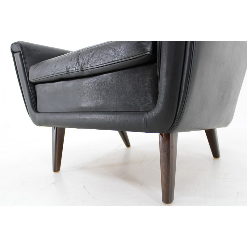 Vintage high-back armchair in solid beech and leather, Denmark 1970