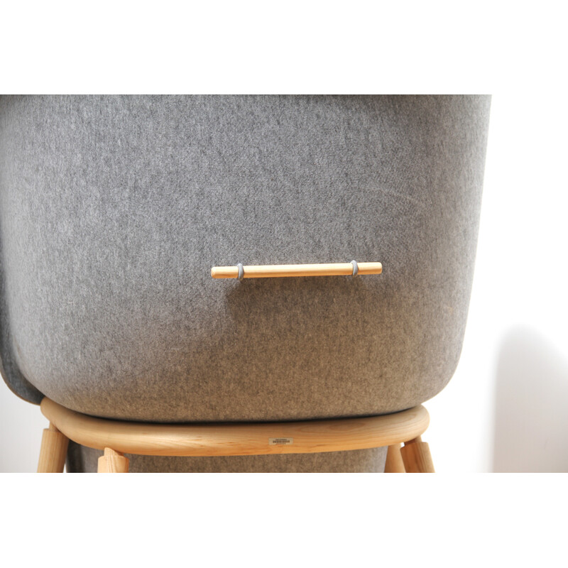 Cadeira Vintage Pod em madeira clara manchada e tecido para Devorm