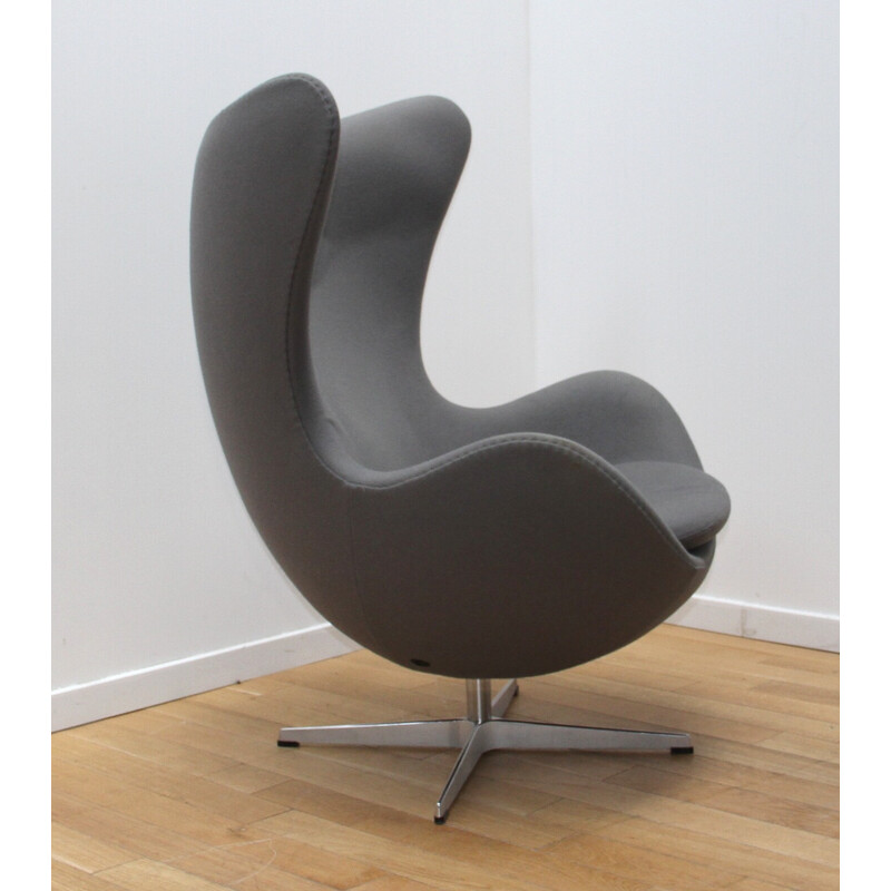 Vintage Egg Sessel aus verchromtem Metall und grauem Stoff von Arne Jacobsen für Fritz Hansen