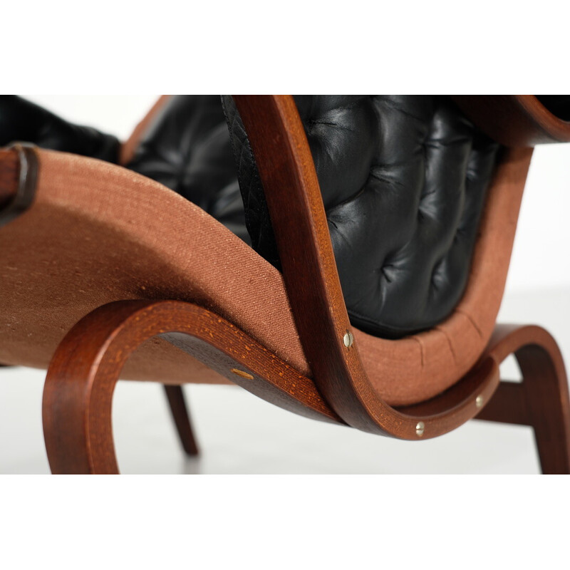 Paire de fauteuils vintage "Pernilla 69" en bois et cuir noir par Bruno Mathsson pour Dux, Suède 1969