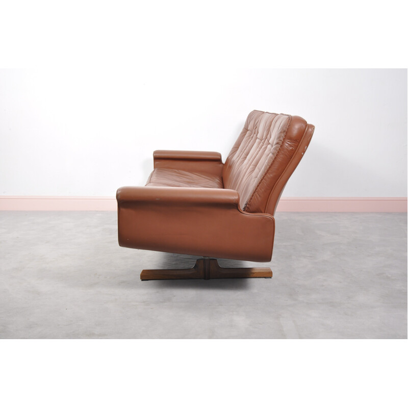Canapé 3 places en cuir marron, piétement palissandre - 1960