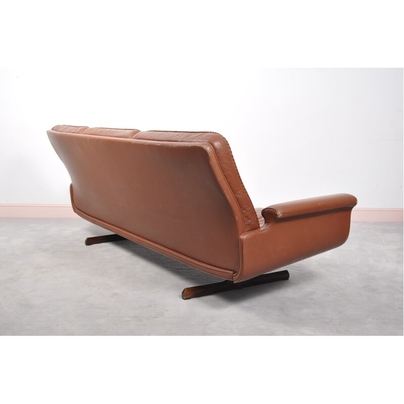 Canapé 3 places en cuir marron, piétement palissandre - 1960