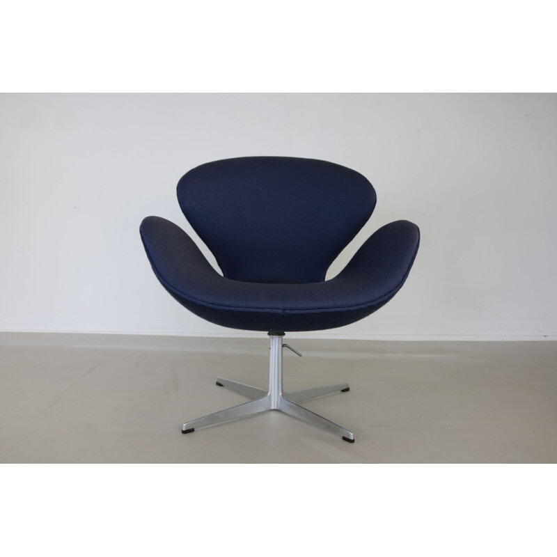 Swan 3322 blue sofa by Arne Jacobsen Swan for  Fritz Hansen  - 1960s