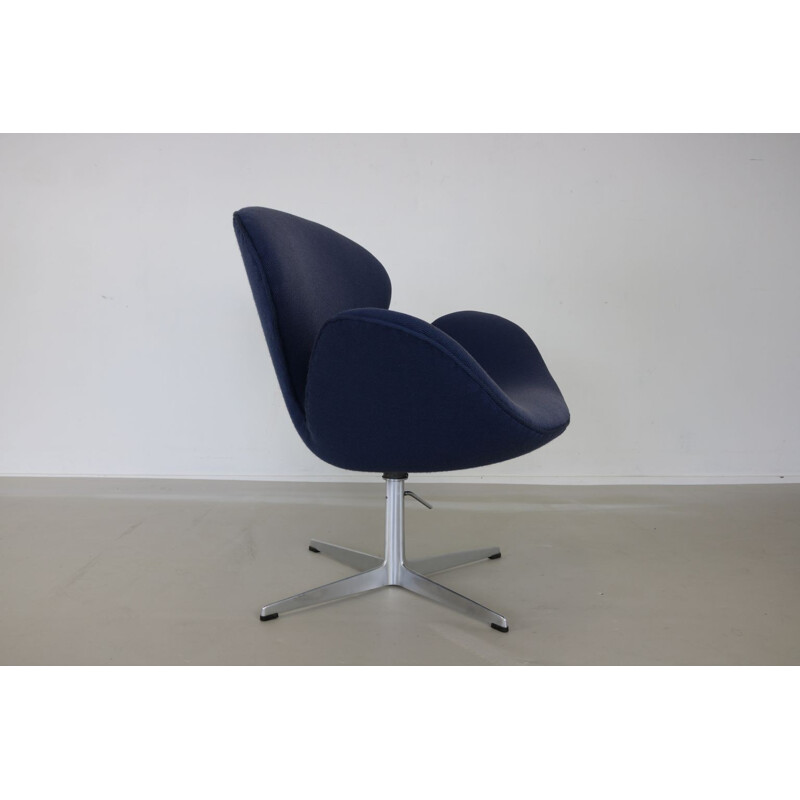 Swan 3322 blue sofa by Arne Jacobsen Swan for  Fritz Hansen  - 1960s